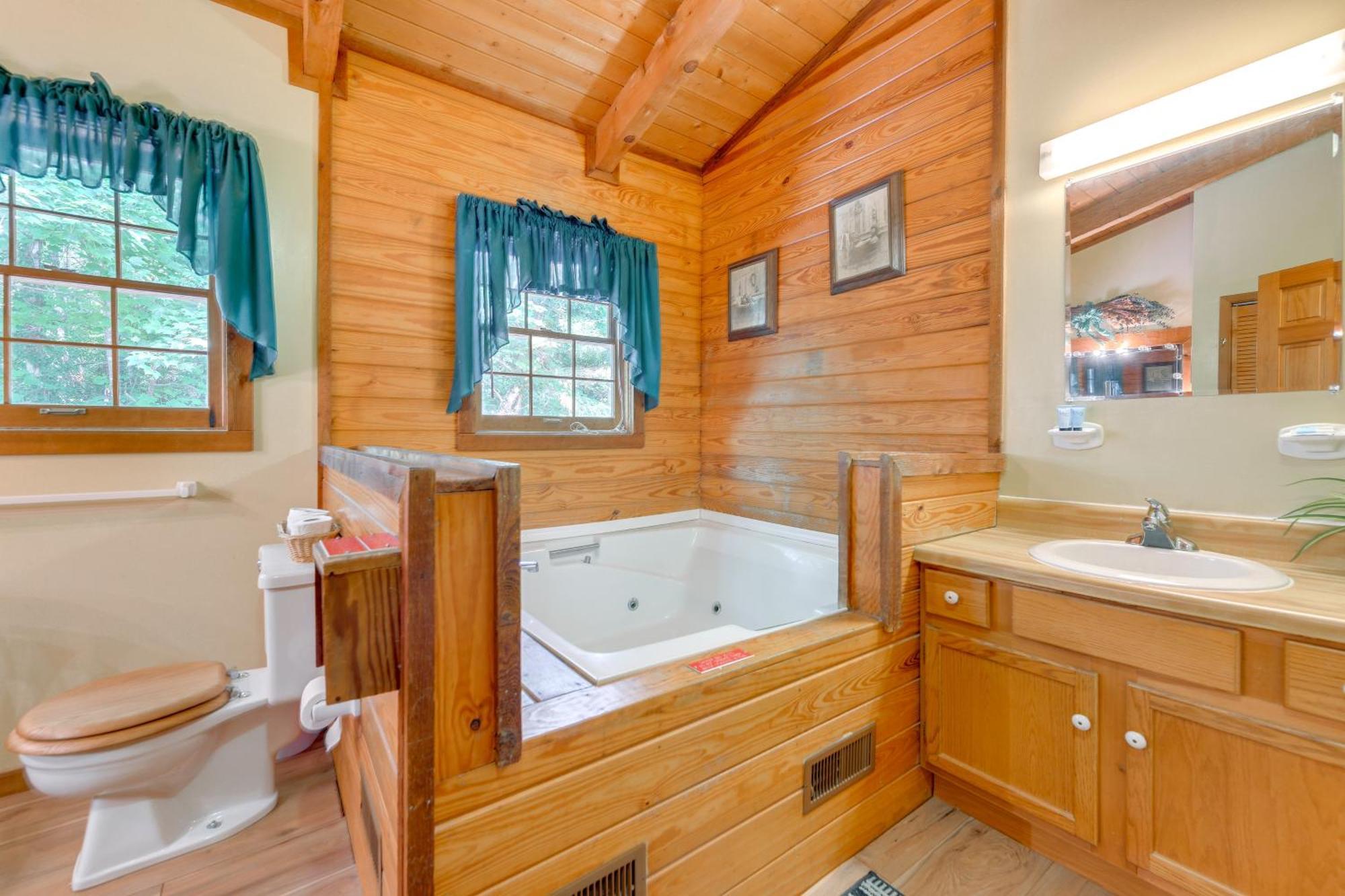 Smoky Mountain About 1 Mi To Park! Holiday home